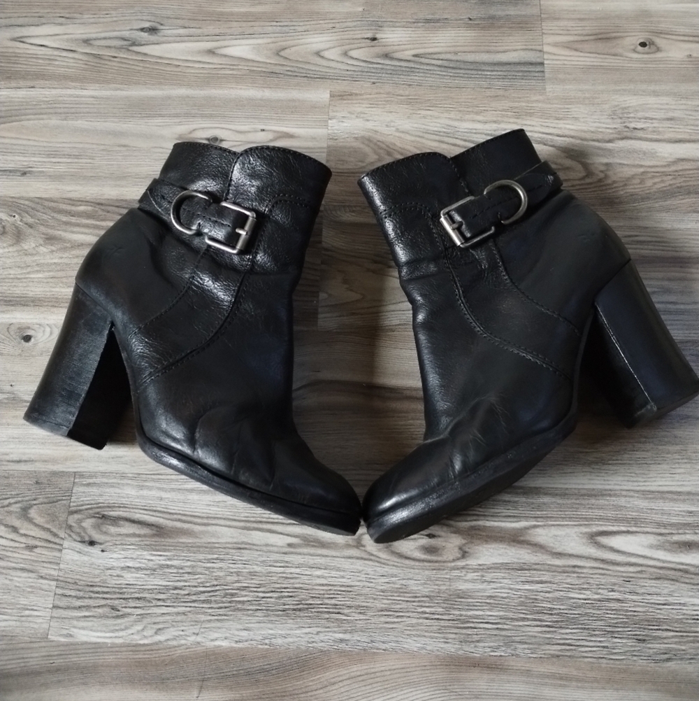 Frye Parker D-Ring Short Black Leather Zip Up Belted Heeled Ankle Bootie Size 7